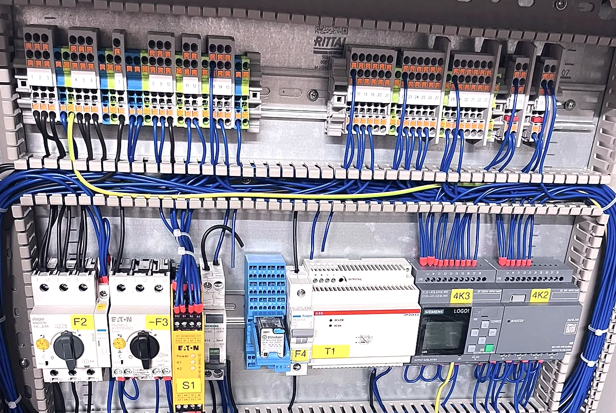 Industrieschaltschrank mit sauber gezogener Verdrahtung, Klemmleisten und Steuerungstechnik